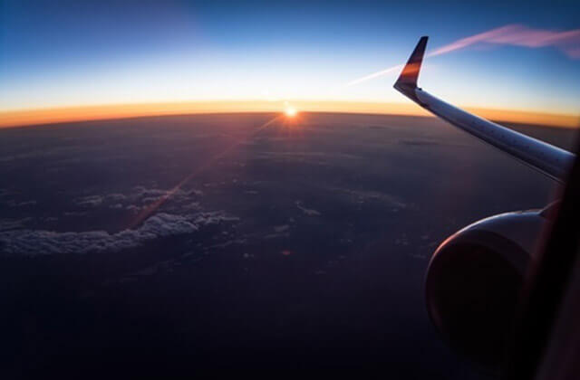Sonnenuntergang am Horizont vom Flugzeug aus