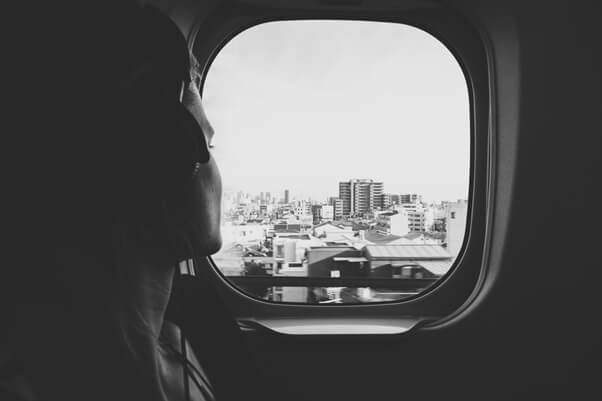 Passagiere hören im Flugzeug Musik